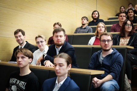 Kadry z Audytorium A. Jabłońskiego podczas inauguracji roku akademickiego 2025/26 oraz immatrykulacji studentów pierwszego roku. Kliknij, aby powiększyć zdjęcie.