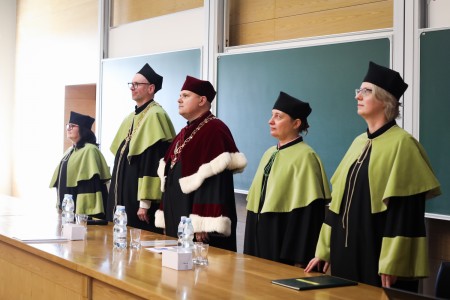 Kadry z Audytorium A. Jabłońskiego podczas inauguracji roku akademickiego 2025/26 oraz immatrykulacji studentów pierwszego roku. Kliknij, aby powiększyć zdjęcie.