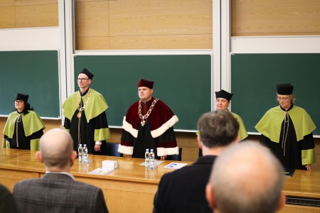 Kadry z Audytorium A. Jabłońskiego podczas inauguracji roku akademickiego 2025/26 oraz immatrykulacji studentów pierwszego roku. Kliknij, aby powiększyć zdjęcie.