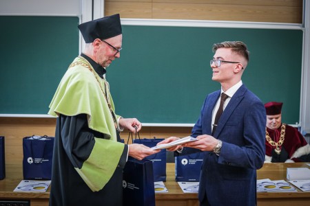 Dziekan wręcza dyplom najlepszemu absolwentowi. Kliknij, aby powiększyć zdjęcie.