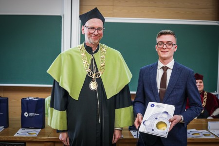 Dziekan wręcza dyplom najlepszemu absolwentowi. Kliknij, aby powiększyć zdjęcie.