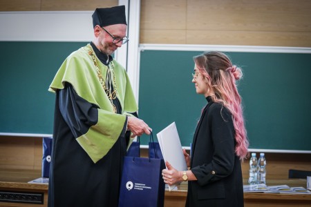 Dziekan wręcza dyplom najlepszej studentce. Kliknij, aby powiększyć zdjęcie.