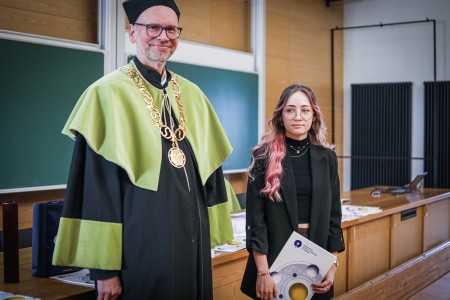 Dziekan wręcza dyplom najlepszej studentce. Kliknij, aby powiększyć zdjęcie.