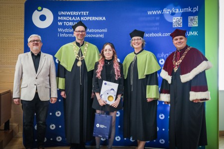 Władze Wydziału, Uczelni i Instytutu Astronomii wraz z laureatką tytułu najleszej studentki. Kliknij, aby powiększyć zdjęcie.
