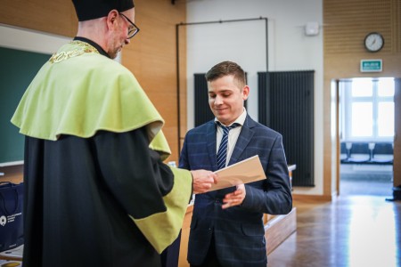 Dziekan wręcza dyplom wyróżnienia za osiągnięcia Panu Arturowi. Kliknij, aby powiększyć zdjęcie.
