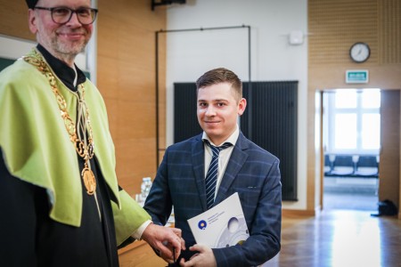 Dziekan wręcza dyplom wyróżnienia za osiągnięcia Panu Arturowi. Kliknij, aby powiększyć zdjęcie.