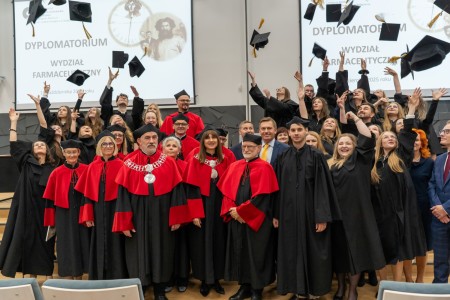 Dyplomatorium kierunków analityka medyczna, kosmetologia 18.10.2025. Kliknij, aby powiększyć zdjęcie.