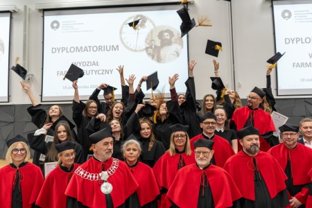 Dyplomatorium kierunków analityka medyczna, kosmetologia 18.10.2025. Kliknij, aby powiększyć zdjęcie.