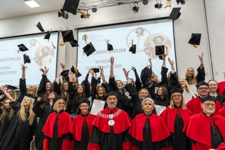 Dyplomatorium kierunków analityka medyczna, kosmetologia 18.10.2025. Kliknij, aby powiększyć zdjęcie.