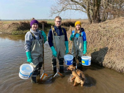 Połów inwazyjnych raków sygnałowych nad rzeką Lutynią (okolice miejscowości Wilkowyja).   