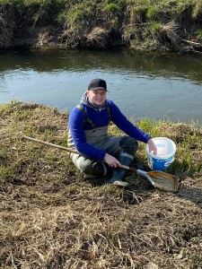 Połów inwazyjnych raków sygnałowych nad rzeką Lutynią (okolice miejscowości Wilkowyja).   