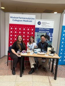 Udział Studenckiego Towarzystwa Diagnostów Laboratoryjnych w spotkaniu z dr. inż. Sławoszem Uznańskim-Wiśniewskim, astronautą Europejskiej Agencji Kosmicznej. Kliknij, aby powiększyć zdjęcie.