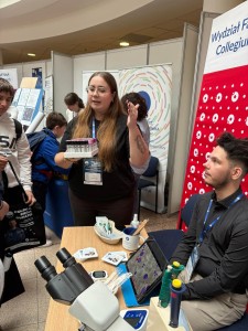 Udział Studenckiego Towarzystwa Diagnostów Laboratoryjnych w spotkaniu z dr. inż. Sławoszem Uznańskim-Wiśniewskim, astronautą Europejskiej Agencji Kosmicznej. Kliknij, aby powiększyć zdjęcie.