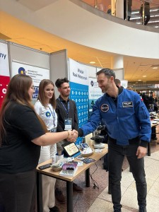 Udział Studenckiego Towarzystwa Diagnostów Laboratoryjnych w spotkaniu z dr. inż. Sławoszem Uznańskim-Wiśniewskim, astronautą Europejskiej Agencji Kosmicznej. Kliknij, aby powiększyć zdjęcie.