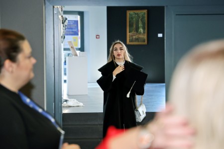 zdjęcia wykonane w sali kinowej klubu OdNowa. Na zdjęciach absolwenci w togach i biretach oraz pracownicy Wydziału Chemii podczas uroczystego dyplomatorium. . Kliknij, aby powiększyć zdjęcie.