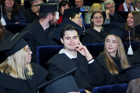 zdjęcia wykonane w sali kinowej klubu OdNowa. Na zdjęciach absolwenci w togach i biretach oraz pracownicy Wydziału Chemii podczas uroczystego dyplomatorium. . Kliknij, aby powiększyć zdjęcie.