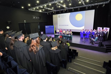 zdjęcia wykonane w sali kinowej klubu OdNowa. Na zdjęciach absolwenci w togach i biretach oraz pracownicy Wydziału Chemii podczas uroczystego dyplomatorium. . Kliknij, aby powiększyć zdjęcie.