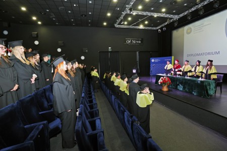 zdjęcia wykonane w sali kinowej klubu OdNowa. Na zdjęciach absolwenci w togach i biretach oraz pracownicy Wydziału Chemii podczas uroczystego dyplomatorium. . Kliknij, aby powiększyć zdjęcie.