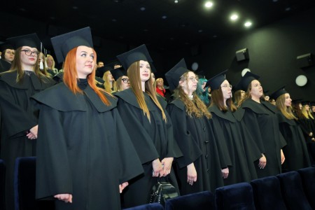 zdjęcia wykonane w sali kinowej klubu OdNowa. Na zdjęciach absolwenci w togach i biretach oraz pracownicy Wydziału Chemii podczas uroczystego dyplomatorium. . Kliknij, aby powiększyć zdjęcie.