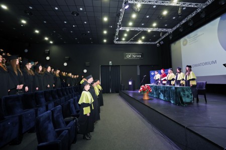 zdjęcia wykonane w sali kinowej klubu OdNowa. Na zdjęciach absolwenci w togach i biretach oraz pracownicy Wydziału Chemii podczas uroczystego dyplomatorium. . Kliknij, aby powiększyć zdjęcie.