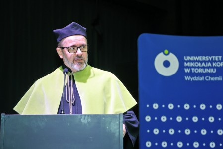 zdjęcia wykonane w sali kinowej klubu OdNowa. Na zdjęciach absolwenci w togach i biretach oraz pracownicy Wydziału Chemii podczas uroczystego dyplomatorium. . Kliknij, aby powiększyć zdjęcie.