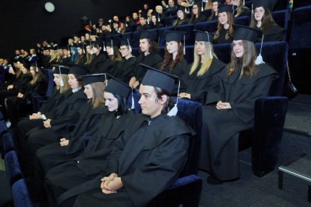 zdjęcia wykonane w sali kinowej klubu OdNowa. Na zdjęciach absolwenci w togach i biretach oraz pracownicy Wydziału Chemii podczas uroczystego dyplomatorium. . Kliknij, aby powiększyć zdjęcie.