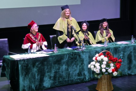 zdjęcia wykonane w sali kinowej klubu OdNowa. Na zdjęciach absolwenci w togach i biretach oraz pracownicy Wydziału Chemii podczas uroczystego dyplomatorium. . Kliknij, aby powiększyć zdjęcie.