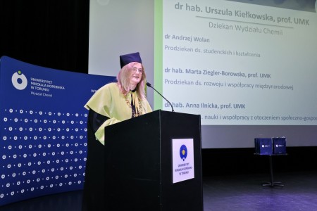 zdjęcia wykonane w sali kinowej klubu OdNowa. Na zdjęciach absolwenci w togach i biretach oraz pracownicy Wydziału Chemii podczas uroczystego dyplomatorium. . Kliknij, aby powiększyć zdjęcie.