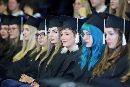 zdjęcia wykonane w sali kinowej klubu OdNowa. Na zdjęciach absolwenci w togach i biretach oraz pracownicy Wydziału Chemii podczas uroczystego dyplomatorium. . Kliknij, aby powiększyć zdjęcie.