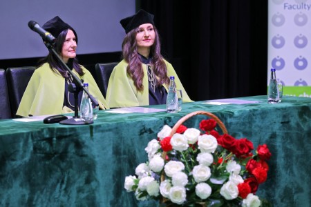 zdjęcia wykonane w sali kinowej klubu OdNowa. Na zdjęciach absolwenci w togach i biretach oraz pracownicy Wydziału Chemii podczas uroczystego dyplomatorium. . Kliknij, aby powiększyć zdjęcie.