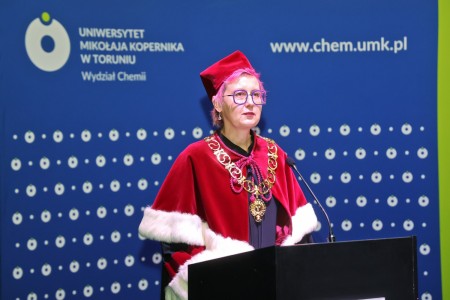 zdjęcia wykonane w sali kinowej klubu OdNowa. Na zdjęciach absolwenci w togach i biretach oraz pracownicy Wydziału Chemii podczas uroczystego dyplomatorium. . Kliknij, aby powiększyć zdjęcie.