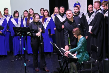 zdjęcia wykonane w sali kinowej klubu OdNowa. Na zdjęciach absolwenci w togach i biretach oraz pracownicy Wydziału Chemii podczas uroczystego dyplomatorium. . Kliknij, aby powiększyć zdjęcie.