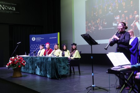 zdjęcia wykonane w sali kinowej klubu OdNowa. Na zdjęciach absolwenci w togach i biretach oraz pracownicy Wydziału Chemii podczas uroczystego dyplomatorium. . Kliknij, aby powiększyć zdjęcie.