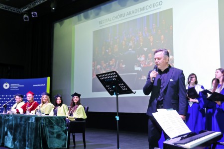 zdjęcia wykonane w sali kinowej klubu OdNowa. Na zdjęciach absolwenci w togach i biretach oraz pracownicy Wydziału Chemii podczas uroczystego dyplomatorium. . Kliknij, aby powiększyć zdjęcie.