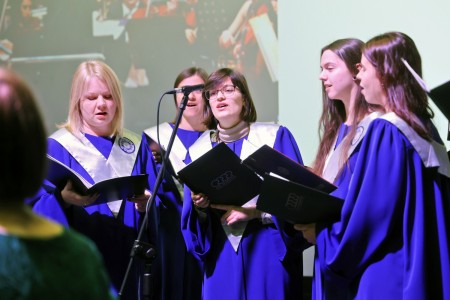 zdjęcia wykonane w sali kinowej klubu OdNowa. Na zdjęciach absolwenci w togach i biretach oraz pracownicy Wydziału Chemii podczas uroczystego dyplomatorium. . Kliknij, aby powiększyć zdjęcie.