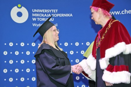 zdjęcia wykonane w sali kinowej klubu OdNowa. Na zdjęciach absolwenci w togach i biretach oraz pracownicy Wydziału Chemii podczas uroczystego dyplomatorium. . Kliknij, aby powiększyć zdjęcie.