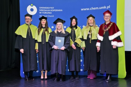 zdjęcia wykonane w sali kinowej klubu OdNowa. Na zdjęciach absolwenci w togach i biretach oraz pracownicy Wydziału Chemii podczas uroczystego dyplomatorium. . Kliknij, aby powiększyć zdjęcie.