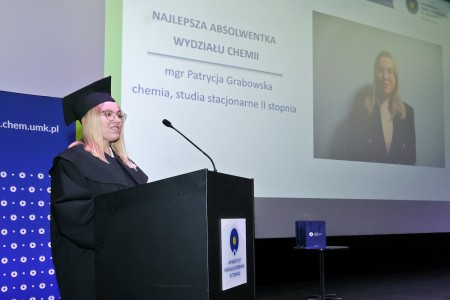 zdjęcia wykonane w sali kinowej klubu OdNowa. Na zdjęciach absolwenci w togach i biretach oraz pracownicy Wydziału Chemii podczas uroczystego dyplomatorium. . Kliknij, aby powiększyć zdjęcie.