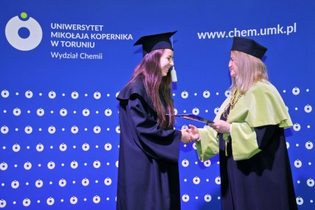 zdjęcia wykonane w sali kinowej klubu OdNowa. Na zdjęciach absolwenci w togach i biretach oraz pracownicy Wydziału Chemii podczas uroczystego dyplomatorium. . Kliknij, aby powiększyć zdjęcie.