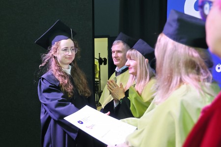 zdjęcia wykonane w sali kinowej klubu OdNowa. Na zdjęciach absolwenci w togach i biretach oraz pracownicy Wydziału Chemii podczas uroczystego dyplomatorium. . Kliknij, aby powiększyć zdjęcie.