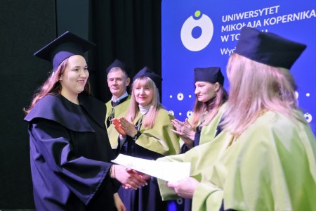 zdjęcia wykonane w sali kinowej klubu OdNowa. Na zdjęciach absolwenci w togach i biretach oraz pracownicy Wydziału Chemii podczas uroczystego dyplomatorium. . Kliknij, aby powiększyć zdjęcie.