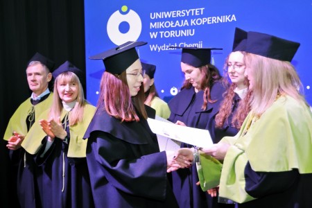 zdjęcia wykonane w sali kinowej klubu OdNowa. Na zdjęciach absolwenci w togach i biretach oraz pracownicy Wydziału Chemii podczas uroczystego dyplomatorium. . Kliknij, aby powiększyć zdjęcie.