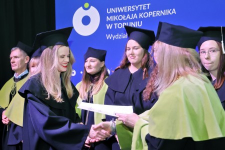 zdjęcia wykonane w sali kinowej klubu OdNowa. Na zdjęciach absolwenci w togach i biretach oraz pracownicy Wydziału Chemii podczas uroczystego dyplomatorium. . Kliknij, aby powiększyć zdjęcie.