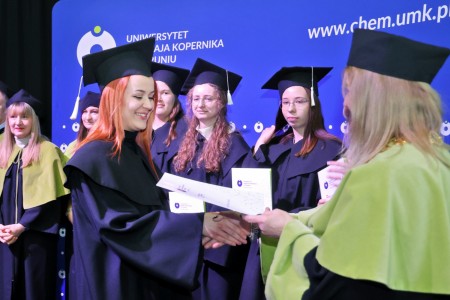 zdjęcia wykonane w sali kinowej klubu OdNowa. Na zdjęciach absolwenci w togach i biretach oraz pracownicy Wydziału Chemii podczas uroczystego dyplomatorium. . Kliknij, aby powiększyć zdjęcie.