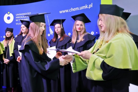 zdjęcia wykonane w sali kinowej klubu OdNowa. Na zdjęciach absolwenci w togach i biretach oraz pracownicy Wydziału Chemii podczas uroczystego dyplomatorium. . Kliknij, aby powiększyć zdjęcie.