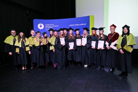 zdjęcia wykonane w sali kinowej klubu OdNowa. Na zdjęciach absolwenci w togach i biretach oraz pracownicy Wydziału Chemii podczas uroczystego dyplomatorium. . Kliknij, aby powiększyć zdjęcie.