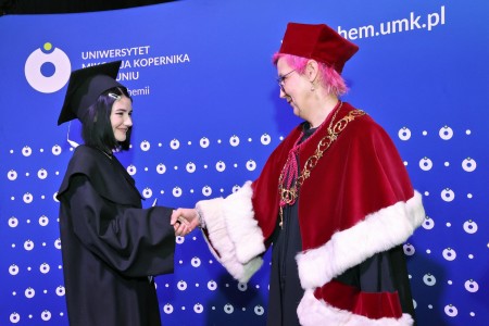 zdjęcia wykonane w sali kinowej klubu OdNowa. Na zdjęciach absolwenci w togach i biretach oraz pracownicy Wydziału Chemii podczas uroczystego dyplomatorium. . Kliknij, aby powiększyć zdjęcie.