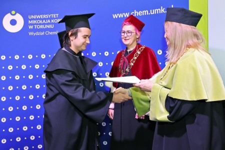 zdjęcia wykonane w sali kinowej klubu OdNowa. Na zdjęciach absolwenci w togach i biretach oraz pracownicy Wydziału Chemii podczas uroczystego dyplomatorium. . Kliknij, aby powiększyć zdjęcie.