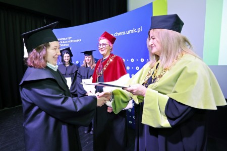 zdjęcia wykonane w sali kinowej klubu OdNowa. Na zdjęciach absolwenci w togach i biretach oraz pracownicy Wydziału Chemii podczas uroczystego dyplomatorium. . Kliknij, aby powiększyć zdjęcie.