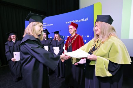 zdjęcia wykonane w sali kinowej klubu OdNowa. Na zdjęciach absolwenci w togach i biretach oraz pracownicy Wydziału Chemii podczas uroczystego dyplomatorium. . Kliknij, aby powiększyć zdjęcie.